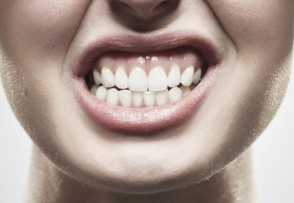 paciente tocándose la mandíbula por sensación de presión dental